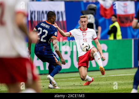 Hambourg, Allemagne. 16 juin 2024. Adam Buksa (16 ans) de Pologne et Denzel Dumfries (22 ans) de pays-Bas vus lors du match de l'UEFA Euro 2024 dans le Groupe d entre la Pologne et les pays-Bas au Volksparkstadion de Hambourg. Crédit : Gonzales photo/Alamy Live News Banque D'Images