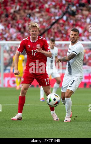 Victor Bernth Flesner Kristiansen (Daenemark, #17) im Zweikampf mit Jan Mlakar (Slowenien, #17), GER, Slovénie (SVN) vs Danemark (DEN), Fussball Europameisterschaft, UEFA EURO 2024, Gruppe C, 1. Spieltag, 16.06.2024 Foto : Eibner-Pressefoto/Michael Memmler Banque D'Images