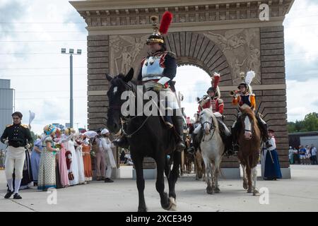 Moscou, Russie. 16 juin 2024. Les réacteurs participent à un défilé solennel d'infanterie et de cavalerie des armées de France et de Russie avec une marche à travers l'Arc de Triomphe de Saint Martin sur le site du festival 'Capture de Paris. L'année 1814' du festival 'Times and Epochs', à Moscou, Russie. Crédit : Nikolay Vinokurov/Alamy Live News Banque D'Images