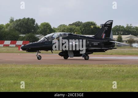 Le ZK031, un Hawk T2 de BAE Systems exploité par le 25 Squadron de la Royal Air Force, arrive à la RAF Fairford dans le Gloucestershire, en Angleterre, pour participer au Royal International Air Tattoo 2023 (RIAT 2023). Banque D'Images