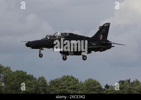 Le ZK031, un Hawk T2 de BAE Systems exploité par le 25 Squadron de la Royal Air Force, arrive à la RAF Fairford dans le Gloucestershire, en Angleterre, pour participer au Royal International Air Tattoo 2023 (RIAT 2023). Banque D'Images