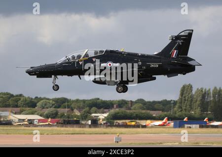 Le ZK031, un Hawk T2 de BAE Systems exploité par le 25 Squadron de la Royal Air Force, arrive à la RAF Fairford dans le Gloucestershire, en Angleterre, pour participer au Royal International Air Tattoo 2023 (RIAT 2023). Banque D'Images