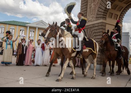 Moscou, Russie. 16 juin 2024. Les réacteurs participent à un défilé solennel d'infanterie et de cavalerie des armées de France et de Russie avec une marche à travers l'Arc de Triomphe de Saint Martin sur le site du festival 'Capture de Paris. L'année 1814' du festival 'Times and Epochs', à Moscou, Russie. Crédit : Nikolay Vinokurov/Alamy Live News Banque D'Images