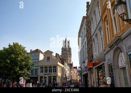 Bruges, Belgique ; juin,06,2024;la tour de la cathédrale SaintSalvator et les toits anciens à Bruges et par une journée ensoleillée Belgique Banque D'Images