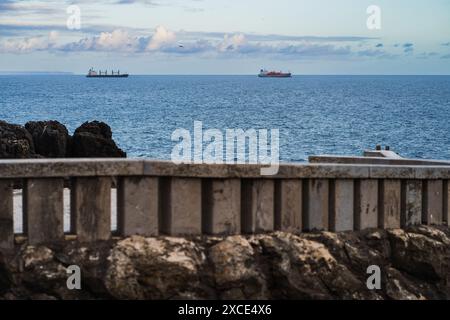 Deux pétroliers au large des côtes portugaises un soir d'été. Banque D'Images