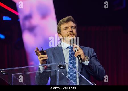 Detroit, Michigan, États-Unis. 16 juin 2024. James O'Keefe prend la parole au Turning point USA ''People's Convention'', à Detroit, Michigan, le samedi 15 juin, 2024. (crédit image : © Dominic Gwinn/ZUMA Press Wire) USAGE ÉDITORIAL SEULEMENT! Non destiné à UN USAGE commercial ! Banque D'Images