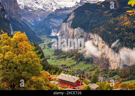 Lauterbrunnen, la vallée de la Suisse de Wengen dans la saison d'automne avec feuillage coloré au crépuscule. Banque D'Images