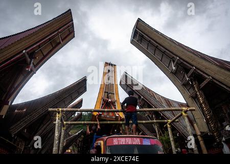 Toraja Nord, Indonésie. 15 juin 2024. Les résidents se préparent pendant le rituel Rambu Solo. Rambu Solo est un cortège funèbre pour le peuple Tana Toraja pour honorer ses ancêtres. La procession se compose de plusieurs séries d'événements et elle dure plusieurs jours. (Photo de Hariandi Hafid/SOPA images/SIPA USA) crédit : SIPA USA/Alamy Live News Banque D'Images