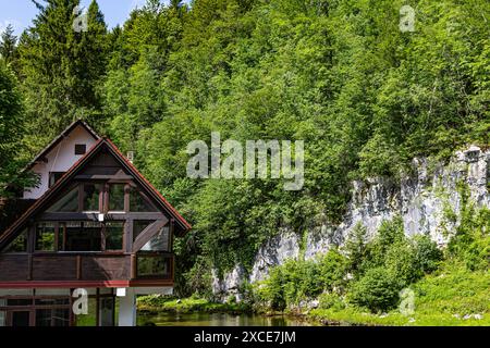 Cabine en bois avec de grandes fenêtres du ruisseau Kamachnik dans la région de Gorski Kotar, Croatie Banque D'Images