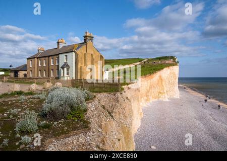 Birling Gap, East Sussex, une partie des Seven Sisters, South Downs, Royaume-Uni les chalets de la garde côtière au bord de la falaise en cours d'érosion. Banque D'Images
