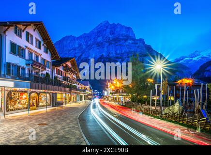 Grindelwald, Suisse paysage urbain du crépuscule à la nuit. Banque D'Images