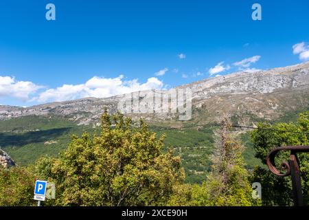 Vue sur les collines et le petit village dans les Alpes françaises du Sud Banque D'Images