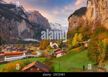 Lauterbrunnen, Suisse beau matin pendant la saison d'automne. Banque D'Images
