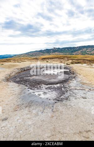 Roumanie, Comté de Buzău, Berca. Réserve géologique, botanique Vulcanii Noroioși de la Paclele Mici. Petites structures en forme de volcan provoquées par des erupti Banque D'Images