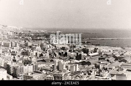 Photo tirée de l'album du voyage de l'Italie à l'Algérie et à Londres de la famille juive milanaise au milieu des années trente. En particulier, la photo montre leur arrivée au port d'Alger (Algérie). Banque D'Images