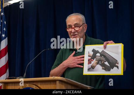 New York, États-Unis. 16 juin 2024. Leader de la majorité au Sénat, le sénateur américain Chuck Schumer (d-NY) tient une photographie d'armes à feu alors qu'il annonce un plan pour un vote du Sénat pour rétablir l'interdiction des stocks de reprise quelques jours seulement après que la Cour suprême a annulé une interdiction fédérale sur les stocks de reprise instituée par l'ancien président américain Donald Trump à New York. Crédit : SOPA images Limited/Alamy Live News Banque D'Images