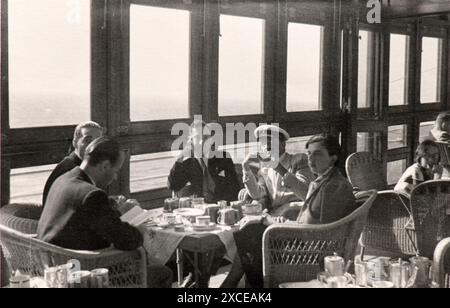 Photo tirée de l'album du voyage de l'Italie à l'Algérie et à Londres de la famille juive milanaise au milieu des années trente. En particulier, la photo montre le luxe à bord d'un navire Navigazione Generale Italiana pendant la croisière Banque D'Images