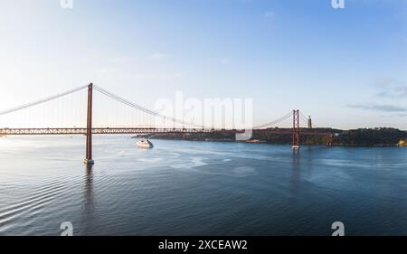 Pont du 25 avril dans le panorama aérien de Lisbonne Banque D'Images