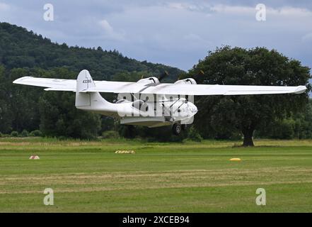 16.06.2024, xjhx, Wirtschaft Flugplatz-Kerb Gelnhausen 2024 v.l. Flugzeug Maschine Consolidated 28 Catalina, enregistrement / numéro de série : G-PBYA, autre numéro de série : 433915 nom Miss Pick Up Gelnhausen *** 16 06 2024, xjhx, Wirtschaft Flugplatz Kerb Gelnhausen 2024 v l Flugzeug Maschine Consolidated 28 Catalina, Registration Serial G PBYA, Alternate Serial 433915 nom Miss Pick Up Gelnhausen Banque D'Images