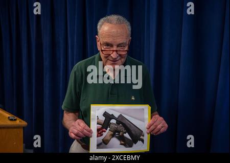 New York, États-Unis. 16 juin 2024. Leader de la majorité au Sénat, le sénateur américain Chuck Schumer (d-NY) tient une photographie d'armes à feu alors qu'il annonce un plan pour un vote du Sénat pour rétablir l'interdiction des stocks de reprise quelques jours seulement après que la Cour suprême a annulé une interdiction fédérale sur les stocks de reprise instituée par l'ancien président américain Donald Trump à New York. (Photo de Ron Adar/SOPA images/SIPA USA) crédit : SIPA USA/Alamy Live News Banque D'Images