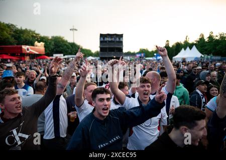 Gelsenkirchen, Allemagne. 16 juin 2024. Football : Championnat d'Europe, Serbie - Angleterre, tour préliminaire, Groupe C, journée 1. Les fans d'Angleterre célèbrent le 0:1 pour l'Angleterre dans le Nordsternpark. Crédit : Fabian Strauch/dpa/Alamy Live News Banque D'Images