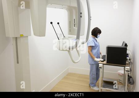 Les appareils radiographiques en clinique dentaire Banque D'Images