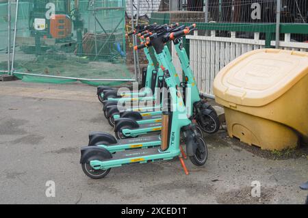 Ligne de SCOOTERS TIER E à Bristol, Angleterre, Royaume-Uni. 26 février 2024. Banque D'Images