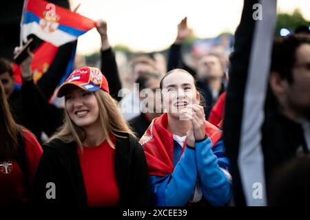 Gelsenkirchen, Allemagne. 16 juin 2024. Football : Championnat d'Europe, Serbie - Angleterre, tour préliminaire, Groupe C, jour de match 1. Les fans serbes encouragent leur équipe. Crédit : Fabian Strauch/dpa/Alamy Live News Banque D'Images