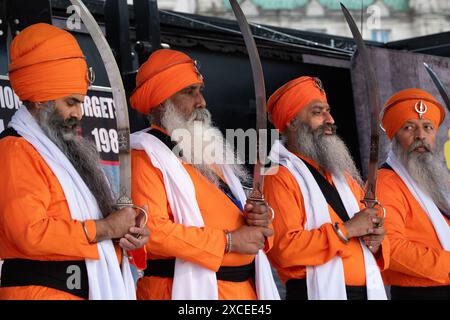 Londres, Royaume-Uni. 16 juin 2024. Les Sikhs britanniques marchent vers Trafalgar Square pour commémorer le 40e anniversaire de la prise d'assaut par les troupes indiennes du Temple d'Or, à Amritsar, qui a tué au moins 400 personnes et causé des destructions généralisées. Le raid, baptisé opération Blue Star, a suivi un siège de l'armée indienne visant à chasser les séparatistes du temple et est considéré par les Sikhs comme une profanation du sanctuaire le plus sacré de leur foi. Crédit : Ron Fassbender/Alamy Live News Banque D'Images