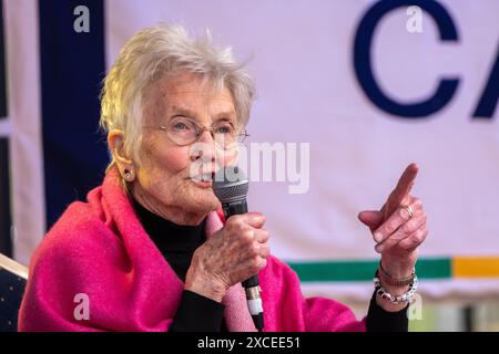 La légende folklorique Peggy Seeger, la veuve d’Ewan MacColl, fait ses débuts dans le verset perdu depuis longtemps de ses maris légendaires folkloriques « Dirty Old Town » près de 75 ans après qu’il ait été écrit sur Salford. Dans une performance acoustique exclusive à 'We Invented the Weekend', la performance faisait partie d'un nouveau documentaire de Radio 4. La performance a été précédée par une séance de questions-Réponses avec Peggy et le DJ radio Mike Sweeney. Un couplet abandonné a été chanté pour la première fois depuis 1951.Media City Salford, Manchester Picture garyroberts/worldwidefeatures.com Banque D'Images