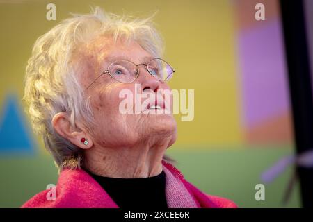 La légende folklorique Peggy Seeger, la veuve d’Ewan MacColl, fait ses débuts dans le verset perdu depuis longtemps de ses maris légendaires folkloriques « Dirty Old Town » près de 75 ans après qu’il ait été écrit sur Salford. Dans une performance acoustique exclusive à 'We Invented the Weekend', la performance faisait partie d'un nouveau documentaire de Radio 4. La performance a été précédée par une séance de questions-Réponses avec Peggy et le DJ radio Mike Sweeney. Un couplet abandonné a été chanté pour la première fois depuis 1951.Media City Salford, Manchester Picture garyroberts/worldwidefeatures.com Banque D'Images