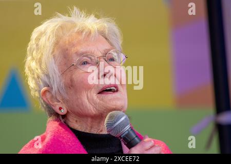 La légende folklorique Peggy Seeger, la veuve d’Ewan MacColl, fait ses débuts dans le verset perdu depuis longtemps de ses maris légendaires folkloriques « Dirty Old Town » près de 75 ans après qu’il ait été écrit sur Salford. Dans une performance acoustique exclusive à 'We Invented the Weekend', la performance faisait partie d'un nouveau documentaire de Radio 4. La performance a été précédée par une séance de questions-Réponses avec Peggy et le DJ radio Mike Sweeney. Un couplet abandonné a été chanté pour la première fois depuis 1951.Media City Salford, Manchester Picture garyroberts/worldwidefeatures.com Banque D'Images