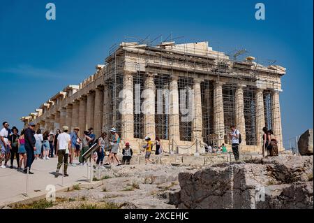 20.05.2024, xovx, Reise, Architektur, Athen - Griechenland Blick auf den Parthenon der Akropolis von Athen, in der Hauptsatdt Griechenlands. Der Parthenon ist der Tempel für die Stadtgöttin Pallas Athena Parthenos auf der Athener Akropolis. Er wurde zum Dank für die Rettung der Athener und Griechen durch die Göttin nach dem letzten Perserkrieg als dorischer peripteros erbaut. DAS Gebäude beherrscht als zentraler Bau seit fast 2500 Jahren die Athener Akropolis. Athen Akropolis Athen Griechenland *** 20 05 2024, xovx, voyage, architecture, Athènes Grèce vue du Parthénon de l'Acropole de Banque D'Images