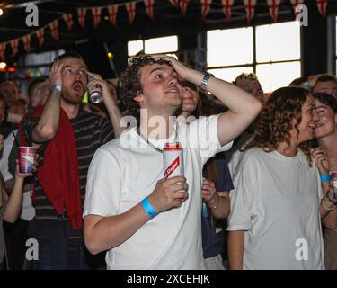 Londres, Royaume-Uni. 16 juin 2024. Les fans de l'Angleterre célèbrent la victoire de leur équipe contre la Serbie à 1:0 . Les fans de football regardent le match Angleterre vs Serbie, le match d'ouverture de l'Euro 2024 en Angleterre, au 4TheFans Dalston Roof Park à Londres. Crédit : Imageplotter/Alamy Live News Banque D'Images