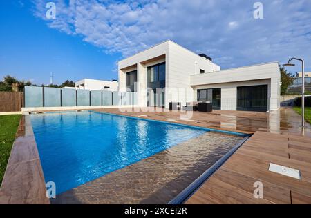 Villa Avec Piscine, Rue Dulce María Loynaz, Donostia, San Sebastian, Gipuzkoa, Pays Basque, Espagne, Europe Banque D'Images