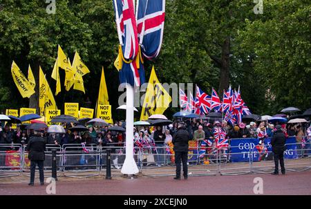 Pas mon roi anti monarchie manifestants et partisans de la monarchie Trooping the Colour Color London 2024 Banque D'Images