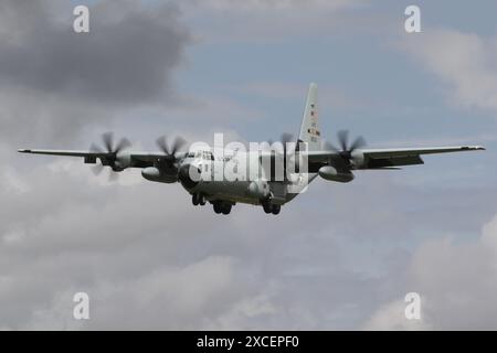 96-5300, un Lockheed Martin WC-130J Weatherbird exploité par le 53rd Weather reconnaissance Squadron 'Hurricane Hunters' de l'United States Air Force (USAF), arrivant à la RAF Fairford dans le Gloucestershire, en Angleterre pour participer au Royal International Air Tattoo 2023 (RIAT23). Banque D'Images