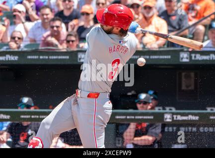 Baltimore, États-Unis. 16 juin 2024. BALTIMORE, MD - 16 JUIN : première base des Philadelphia Phillies Bryce Harper (3) tranche le ballon lors d'un match MLB entre les Orioles de Baltimore et les Phillies de Philadelphie, le 16 juin 2024, à Orioles Park à Camden Yards, à Baltimore, Maryland. (Photo de Tony Quinn/SipaUSA) crédit : Sipa USA/Alamy Live News Banque D'Images