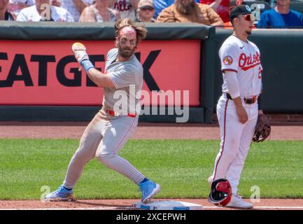 Baltimore, États-Unis. 16 juin 2024. BALTIMORE, MD - 16 JUIN : première base des Philadelphia Phillies Bryce Harper (3) s'arrête à la troisième base lors d'un match MLB entre les Orioles de Baltimore et les Phillies de Philadelphie, le 16 juin 2024, à Orioles Park à Camden Yards, à Baltimore, Maryland. (Photo de Tony Quinn/SipaUSA) crédit : Sipa USA/Alamy Live News Banque D'Images