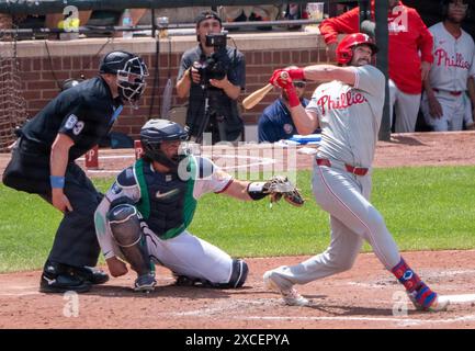 Baltimore, États-Unis. 16 juin 2024. BALTIMORE, Maryland - 16 JUIN : David Dahl (35), outfielder des Philadelphia Phillies, frappe longtemps et haut lors d'un match MLB entre les Orioles de Baltimore et les Phillies de Philadelphie, le 16 juin 2024, à Orioles Park à Camden Yards, à Baltimore, Maryland. (Photo de Tony Quinn/SipaUSA) crédit : Sipa USA/Alamy Live News Banque D'Images