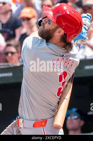 Baltimore, États-Unis. 16 juin 2024. BALTIMORE, MD - 16 JUIN : première base des Philadelphia Phillies Bryce Harper (3) vérifie la trajectoire de son coup lors d'un match MLB entre les Orioles de Baltimore et les Phillies de Philadelphie, le 16 juin 2024, à Orioles Park à Camden Yards, à Baltimore, Maryland. (Photo de Tony Quinn/SipaUSA) crédit : Sipa USA/Alamy Live News Banque D'Images