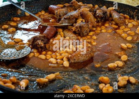 Fabada asturiana ou Cassoulet du département de l'Aude en Occitanie, ragoût de haricots, Espagne, confectionnait de gros haricots blancs, épaule de porc, pancetta ou bacon, mouton a Banque D'Images