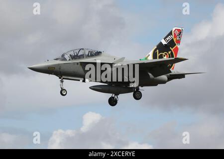 Le CSX55223, un Leonardo T-346A Master exploité par l'armée de l'air italienne (Aeronautica Militare), arrive à la RAF Fairford dans le Gloucestershire, en Angleterre, pour participer au Royal International Air Tattoo 2023 (RIAT23). L'empennage de l'avion porte un schéma spécial pour commémorer le 100e anniversaire de la fondation de l'armée de l'air italienne. Banque D'Images