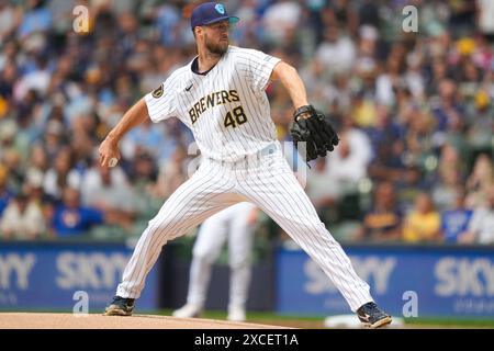 Colin Rea (48 ans), lanceur débutant des Milwaukee Brewers, lance un terrain lors du match de saison régulière de la MLB entre les Reds de Cincinnati et les Brewers de Milwaukee à l'American Family Field à Milwaukee, Wisconsin, le 16 juin 2024. Les Brewers ont battu les Reds 5-4. (Max Siker / image du sport) Banque D'Images