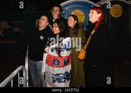 Central Park, Brighton, Royaume-Uni. Supporters à l'Euro fan Park, 4theFans, Central Park, Brighton au fan Park Serbie v Angleterre grand écran Brighton. David Smith/Alamy 25 juin 2024 Banque D'Images