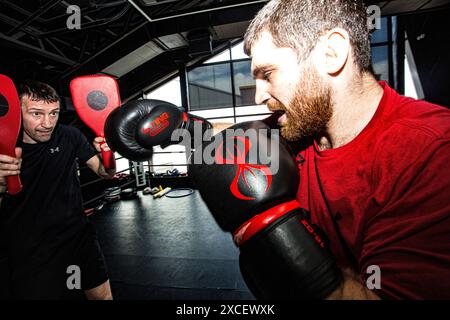 Karen Chukhadzhian, championne poids-bien Intercontinental IBF, Ukraine travaille des mitaines avec l'entraîneur Vyacheslav Senchenko en juin 2024 dans le centre commercial Marmelad de Kyiv Banque D'Images