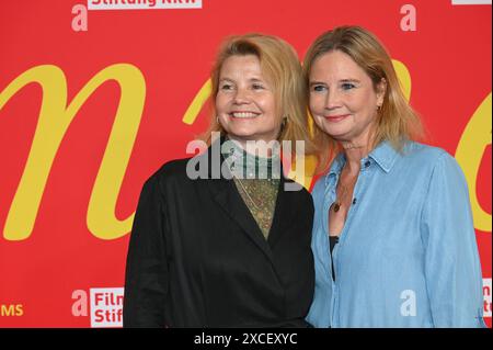 Schauspielerin Annette Frier und ihre Schwester Sabine Frier, l-R, kommt zum Sommerfest 2024 der film- und Medienstiftung NRW, dem jährlichen Branchentreff der film- und Medienbranche in der Wolkenburg *** L'actrice Annette Frier et sa sœur Sabine Frier, l-R, assistent au Festival d'été 2024 du film und Medienstiftung NRW, réunion annuelle de l'industrie pour l'industrie du film et des médias dans le Wolkenburg Banque D'Images