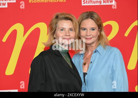 Schauspielerin Annette Frier und ihre Schwester Sabine Frier, l-R, kommt zum Sommerfest 2024 der film- und Medienstiftung NRW, dem jährlichen Branchentreff der film- und Medienbranche in der Wolkenburg *** L'actrice Annette Frier et sa sœur Sabine Frier, l-R, assistent au Festival d'été 2024 du film und Medienstiftung NRW, réunion annuelle de l'industrie pour l'industrie du film et des médias dans le Wolkenburg Banque D'Images