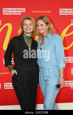 Schauspielerin Annette Frier und ihre Schwester Sabine Frier, l-R, kommt zum Sommerfest 2024 der film- und Medienstiftung NRW, dem jährlichen Branchentreff der film- und Medienbranche in der Wolkenburg *** L'actrice Annette Frier et sa sœur Sabine Frier, l-R, assistent au Festival d'été 2024 du film und Medienstiftung NRW, réunion annuelle de l'industrie pour l'industrie du film et des médias dans le Wolkenburg Banque D'Images