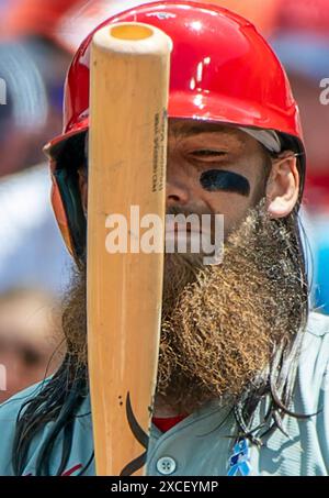 Baltimore, États-Unis. 16 juin 2024. BALTIMORE, Maryland - 16 JUIN : Brandon Marsh (16 ans), le joueur des Philadelphia Phillies, à l'assiette lors d'un match MLB entre les Orioles de Baltimore et les Phillies de Philadelphie, le 16 juin 2024, à Orioles Park à Camden Yards, à Baltimore, dans le Maryland. (Photo de Tony Quinn/SipaUSA) crédit : Sipa USA/Alamy Live News Banque D'Images